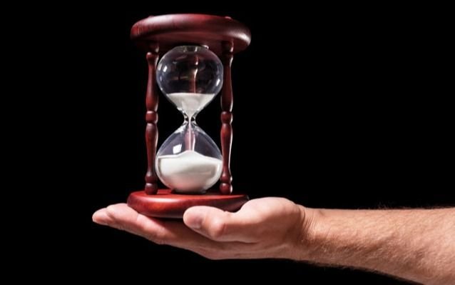 Revelan por qué el tiempo parece pasar más rápido cuando nos vamos poniendo viejos