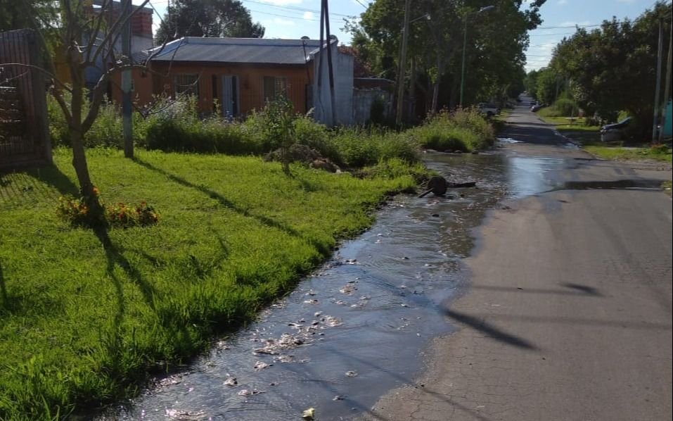 Una enorme pérdida de agua, 15 reclamos y ninguna solución en 135 y 35