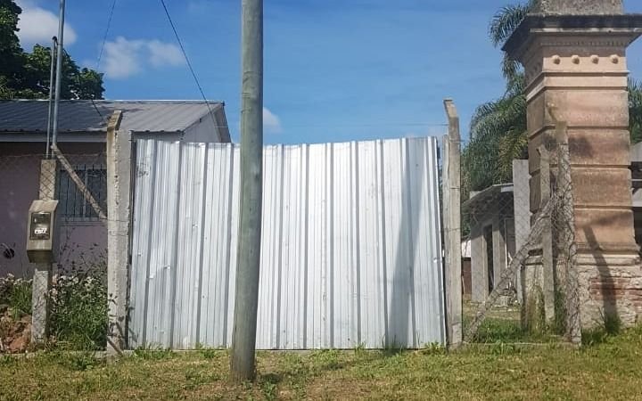 San Carlos: le pusieron un poste en la puerta de su garaje y no puede entrar el auto
