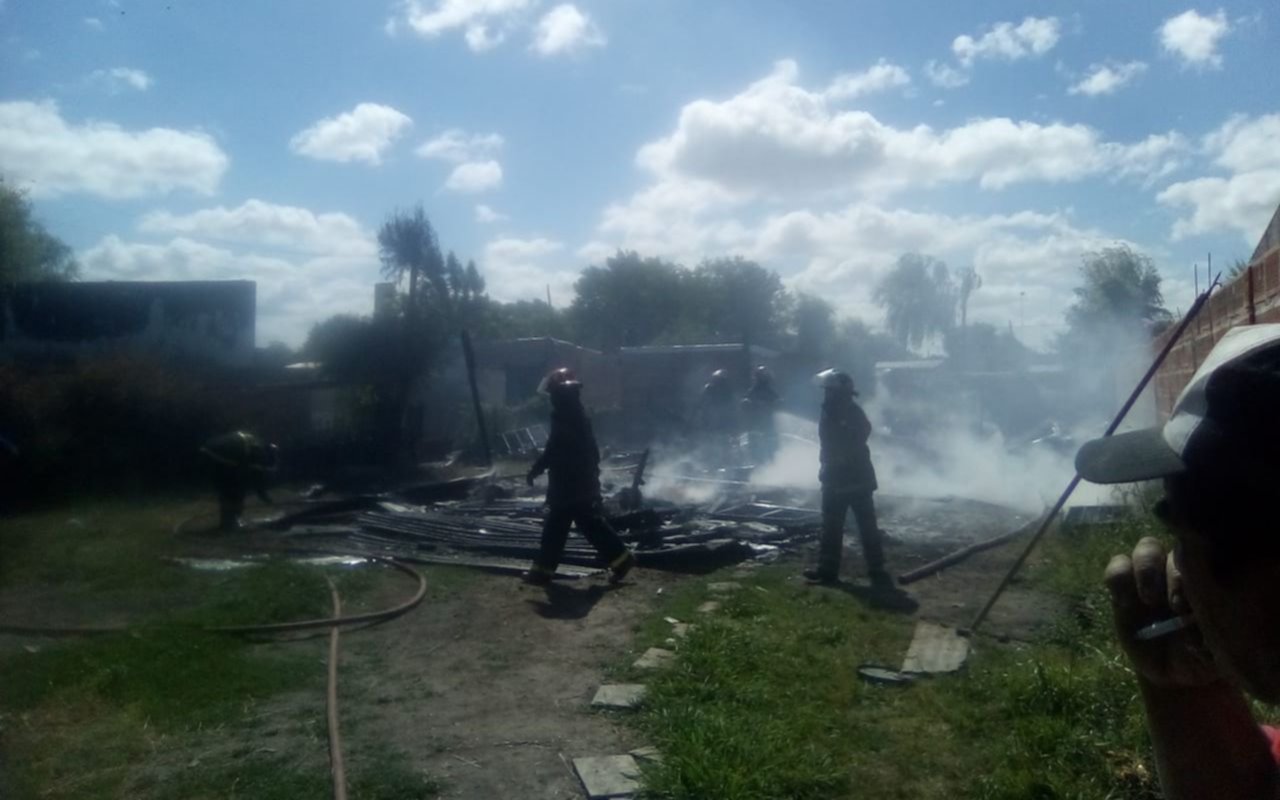 Voraz incendio en Los Hornos: dos familias quedaron en la calle
