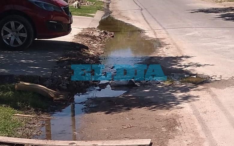 Un sector del casco urbano en jaque por un desborde cloacal