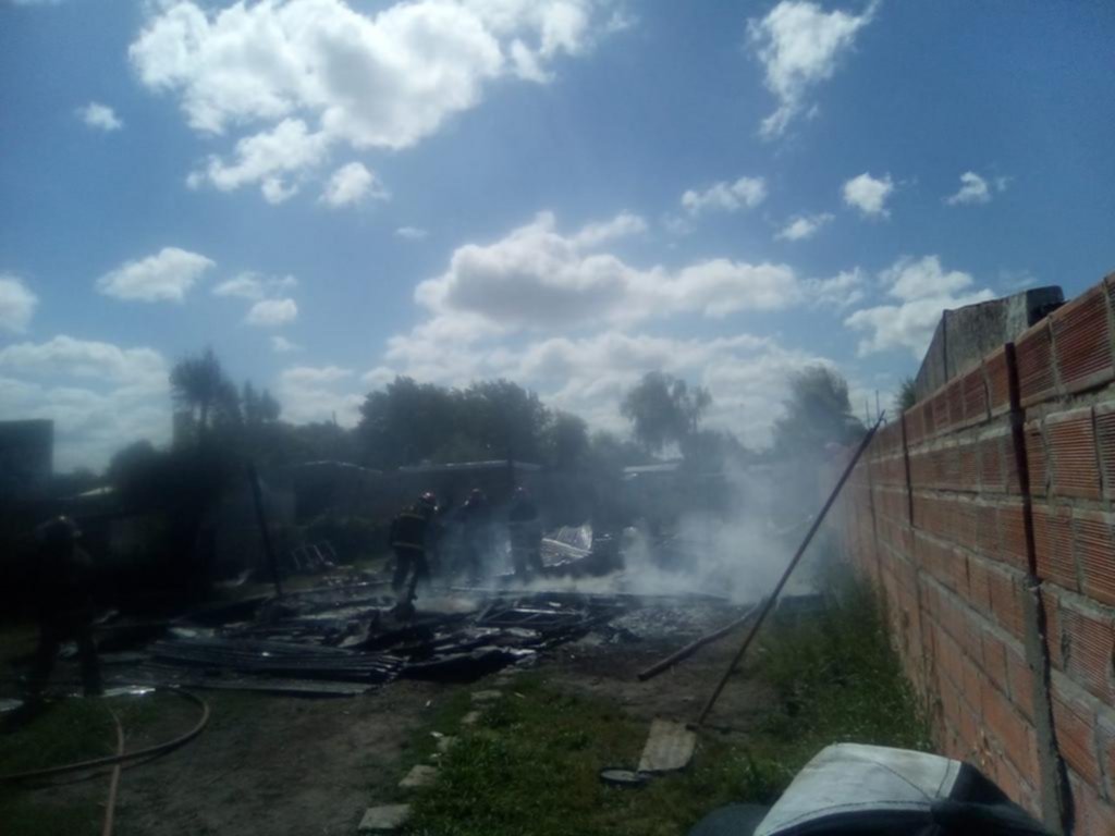 Familias en la calle por un incendio que habría sido intencional