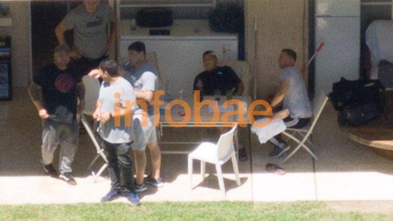 Preocupación por foto de Diego junto a cinco personas sin barbijo ni distancia