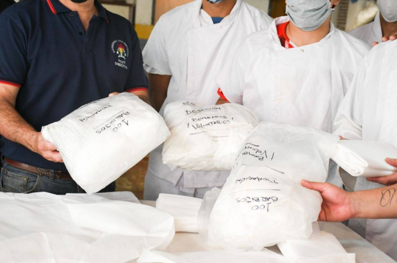 En una cárcel de La Plata confeccionaron tapabocas para bomberos de San Miguel del Monte