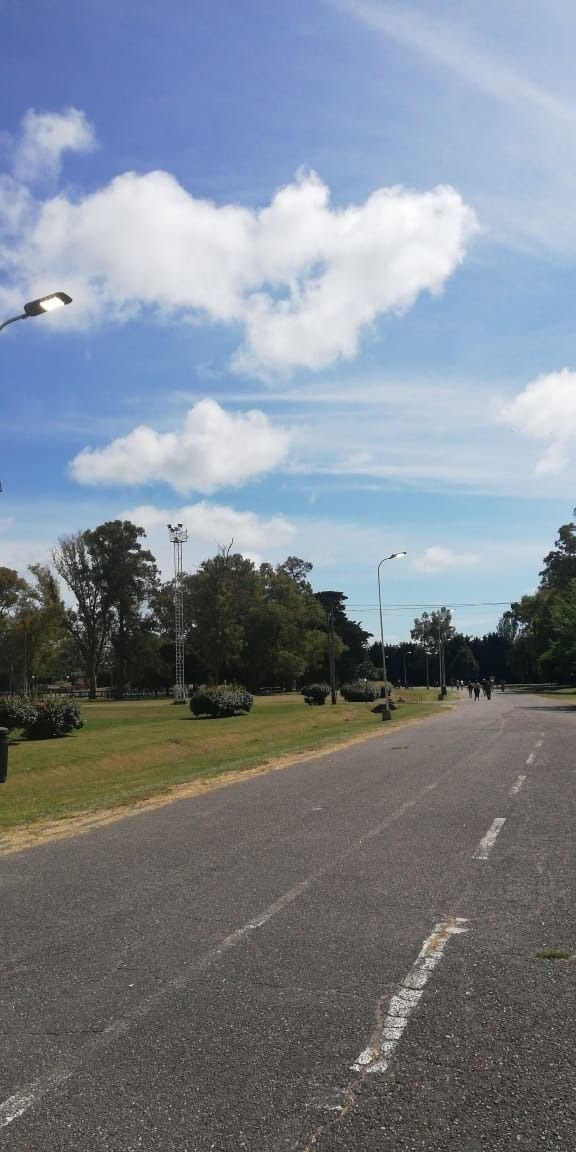 Todas las luces encendidas a plena luz del día en la Repu