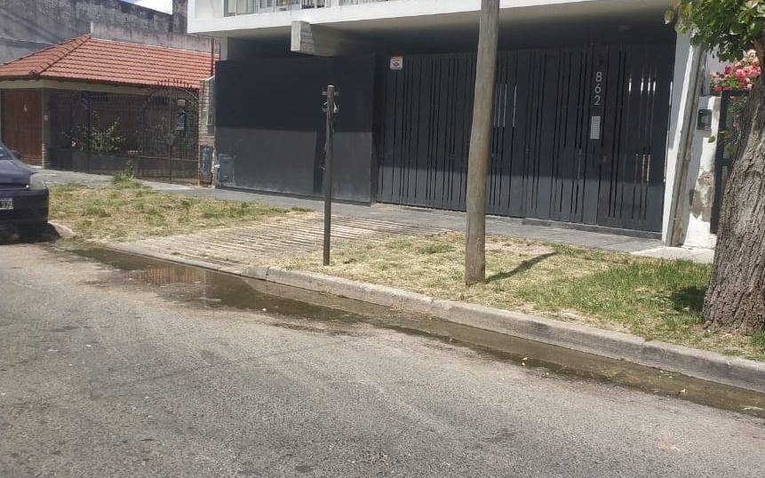 En un sector de Tolosa denuncian que un edificio arroja sus desechos cloacales a la vereda