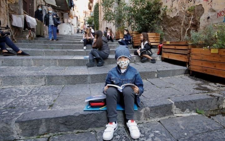 Italia: docentes y alumnos se rebelan contra cierres de colegios y dan clases en la calle