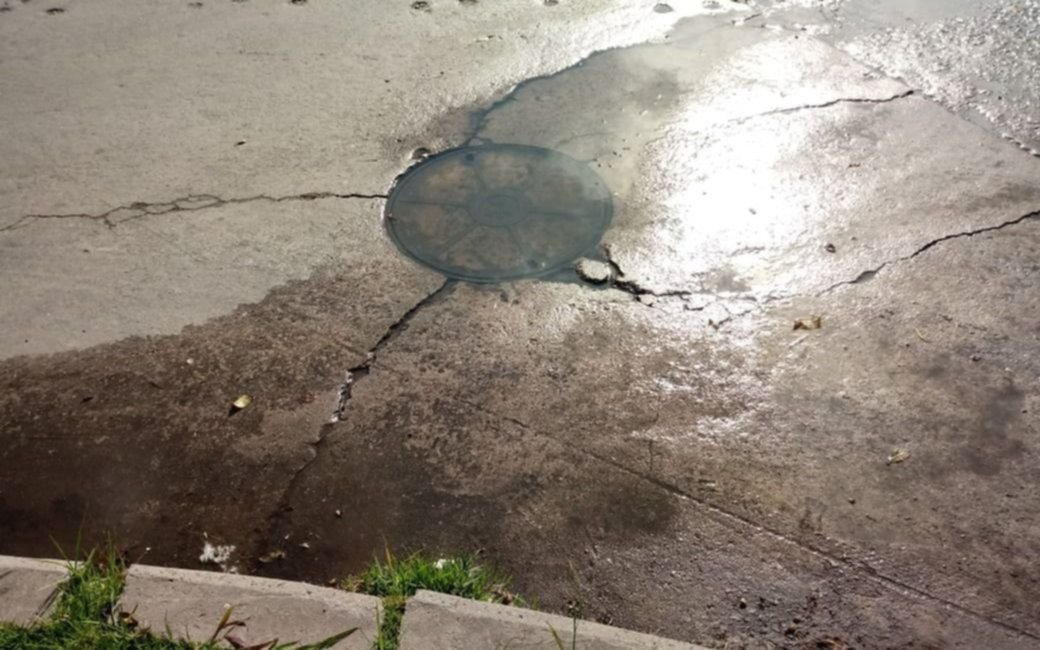 Un desborde cloacal tiene a maltraer a una vecina de 143 y 68