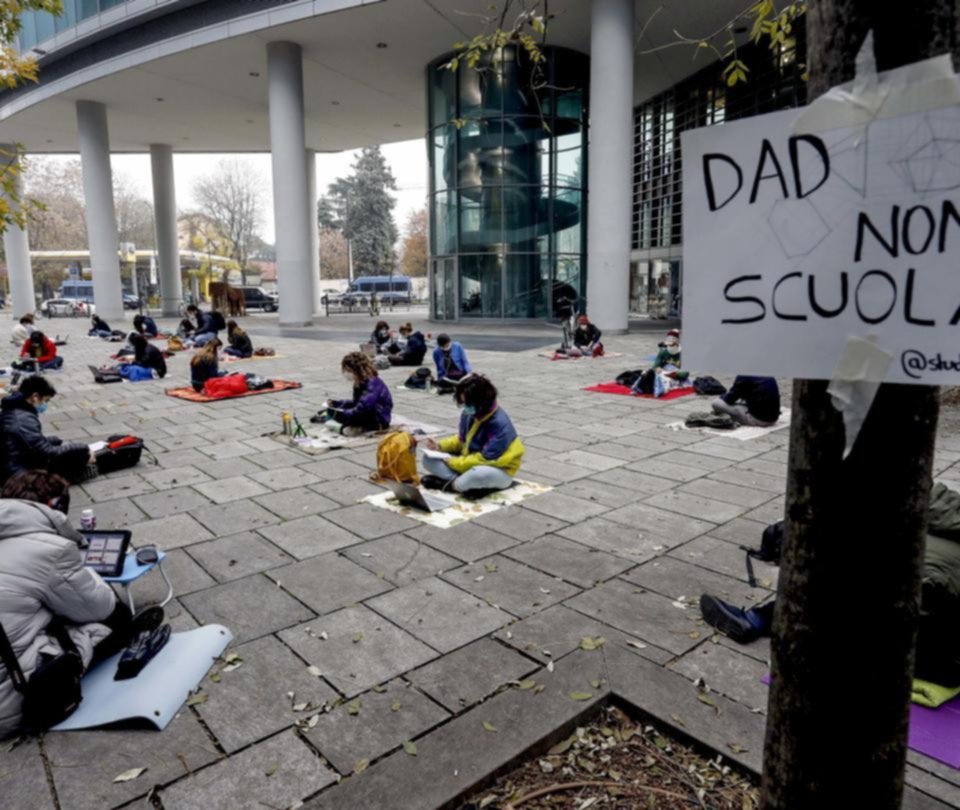 Estudiantes secundarios se rebelan contra el cierre de los colegios en Italia