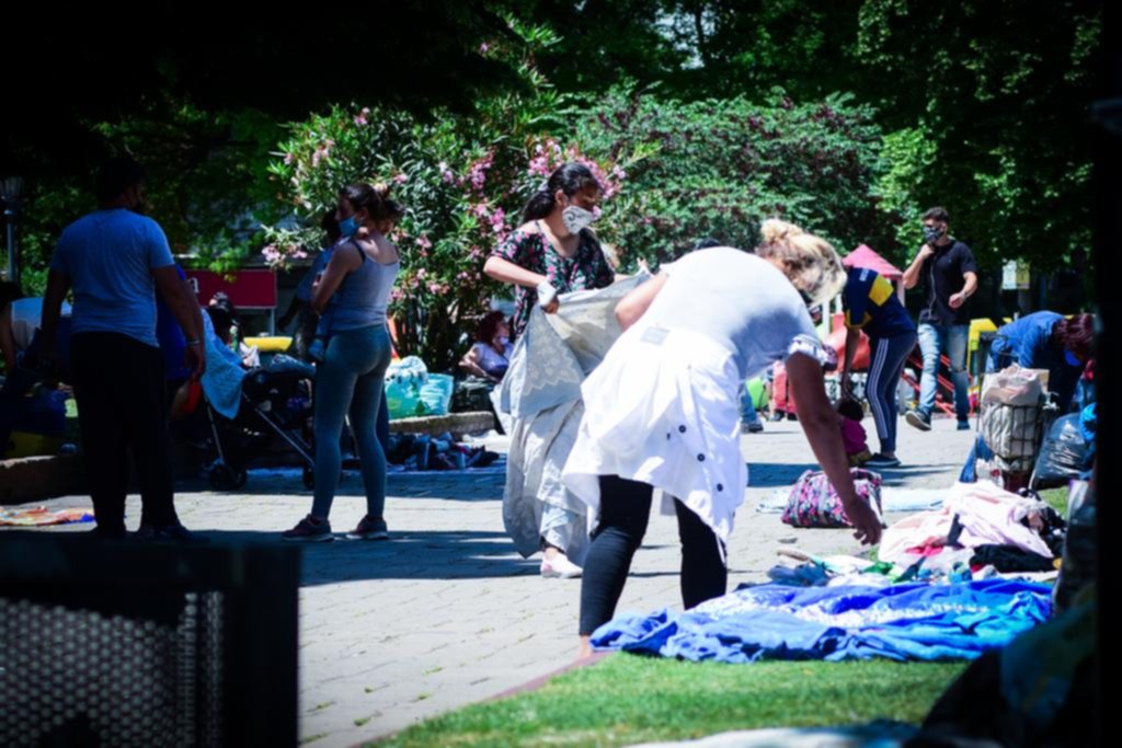 Montaron un operativo para impedir la feria de la Plaza Italia: igual se armó