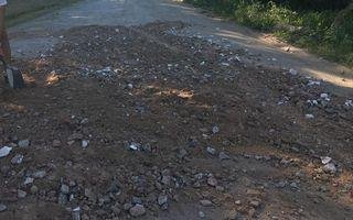 Cansados de reclamar, los vecinos taparon los baches
