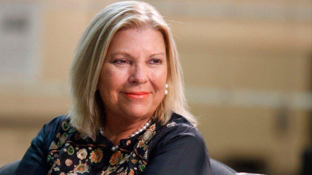 Carrió llama a no subirse al plan de vacunación