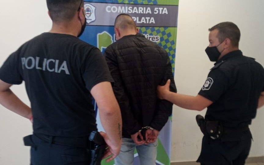 Un prófugo de la justicia se acostó a dormir en la entrada de un edificio y lo detuvieron