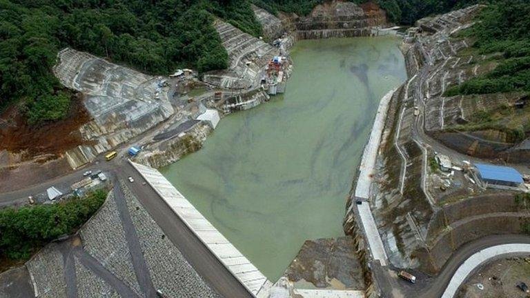 Ecuador hizo un “negocio chino” con una represa que está en peligro por sus fisuras