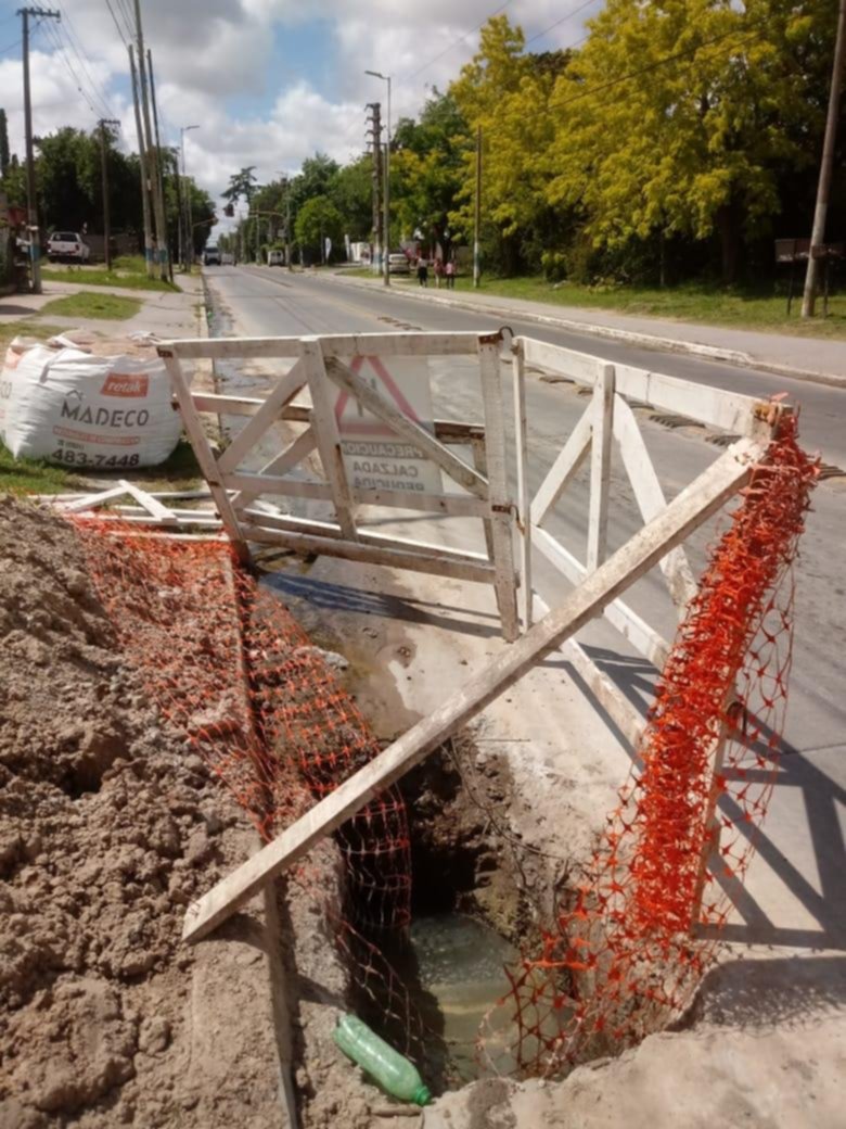 Peligro vial por una obra a medio terminar en la avenida 7