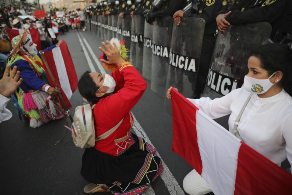 Perú: el Congreso aceptó la renuncia de Merino y se profundiza la crisis política