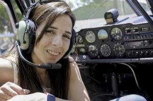 La primera mujer que hace acrobacia aérea busca volver a conquistar el cielo platense
