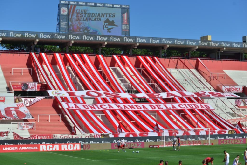 No faltaron las banderas pese a que fue a puertas cerradas