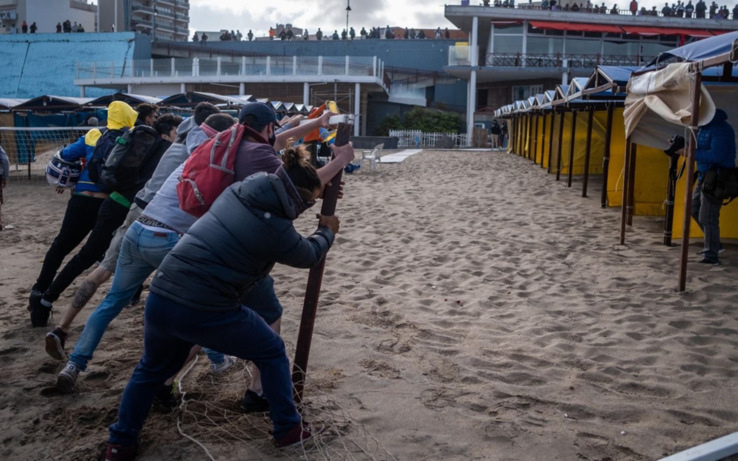 En Mardel destrozan balneario en una marcha y el dueño explotó: "¿Qué hice para merecer esto?"