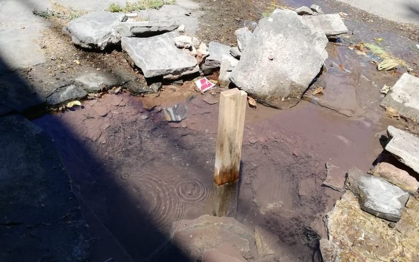 Incesante pérdida de agua en  diagonal 74 entre 22 y 23
