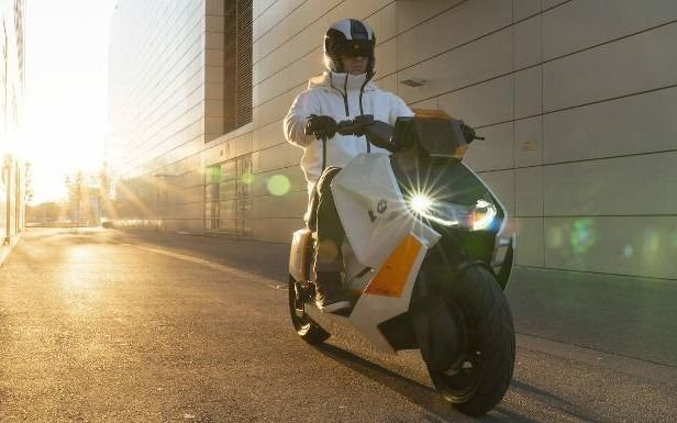 BMW presentó una moto eléctrica y la define como la "scooter del futuro"