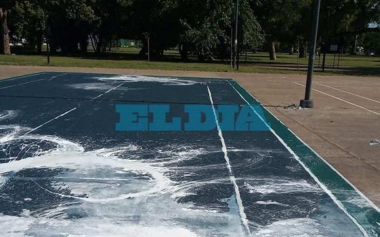 Aficionados pintaron a pulmón las canchas de tenis en Parque San Martín y las vandalizaron horas después