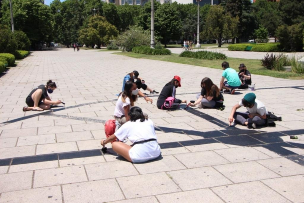 Repintaron el plano de la Ciudad en la plaza Moreno