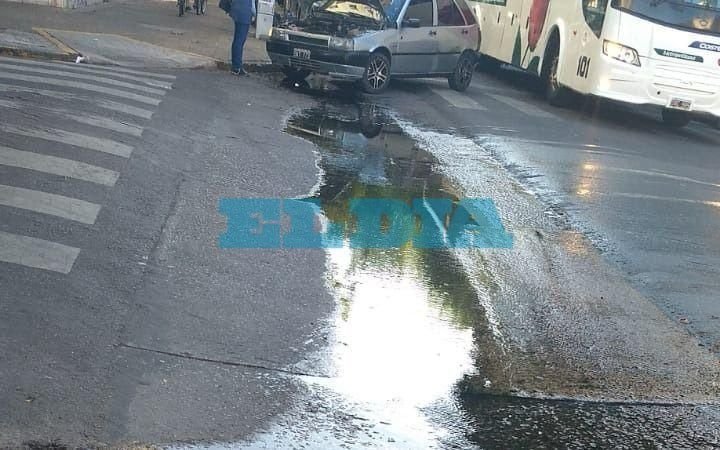 Preocupación en la zona dela Terminal por una pérdida que está erosionando el asfalto