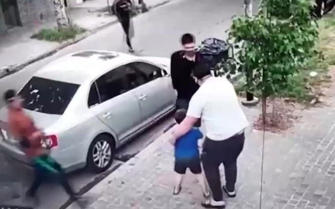 Le roban el auto cuando llegaba con su hijo de 6 años a una peluquería