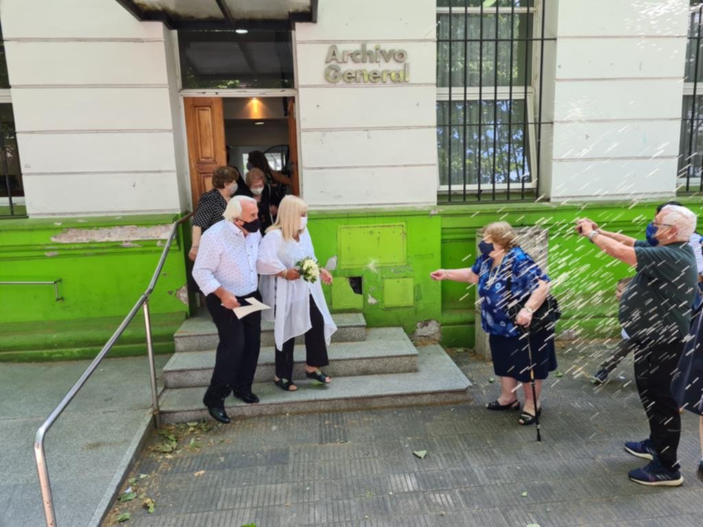 Con barbijo y familiares en la puerta, las parejas platenses volvieron a decir “sí, quiero”