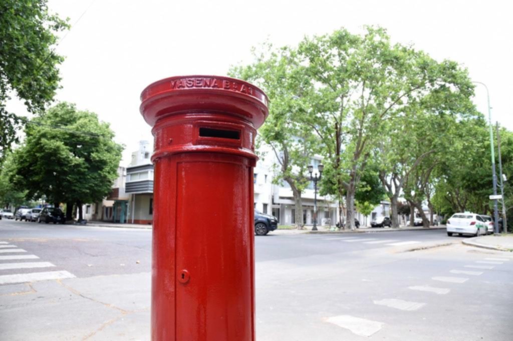 Vandalizados y abandonados, salen al rescate de los históricos buzones rojos
