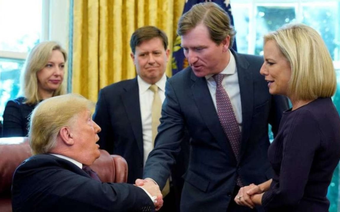 Trump no se bancó que negara el fraude y echó al director de agencia de seguridad electoral