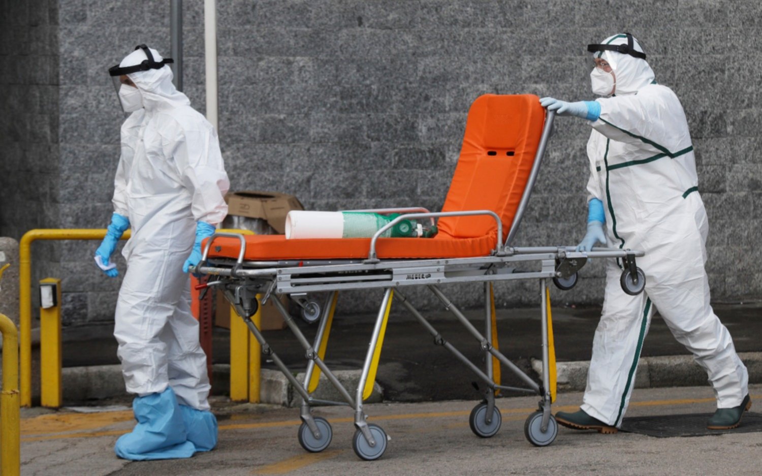Cada dos minutos una persona muere por coronavirus en Italia: la mitad del país ya está en "zona roja"