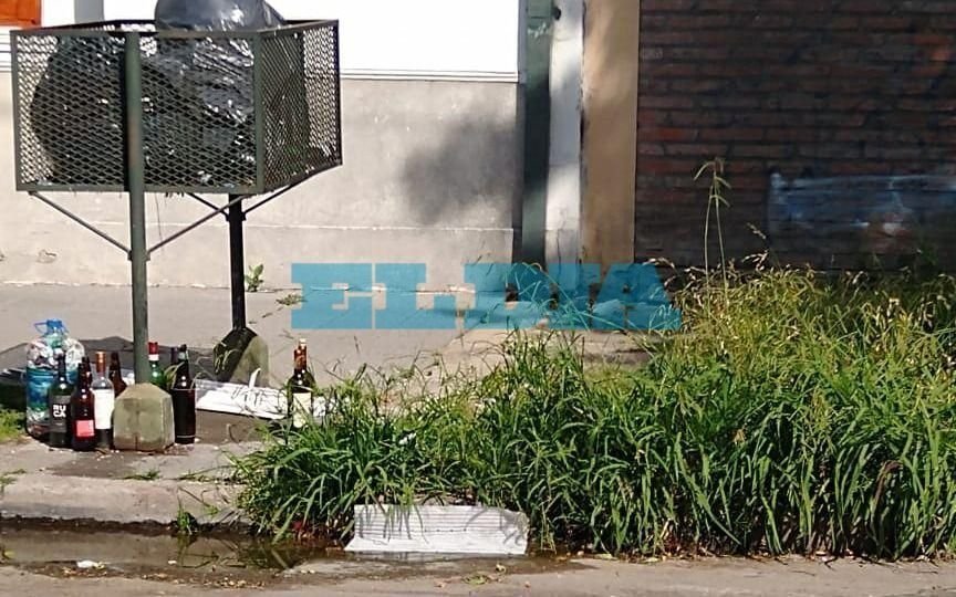 Una caudalosa pérdida y el verdín mantienen en jaque la zona de diagonal 75 y 22