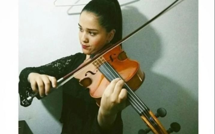 Una joven violinista de La Plata lucha contra un cáncer agresivo y necesita ayuda