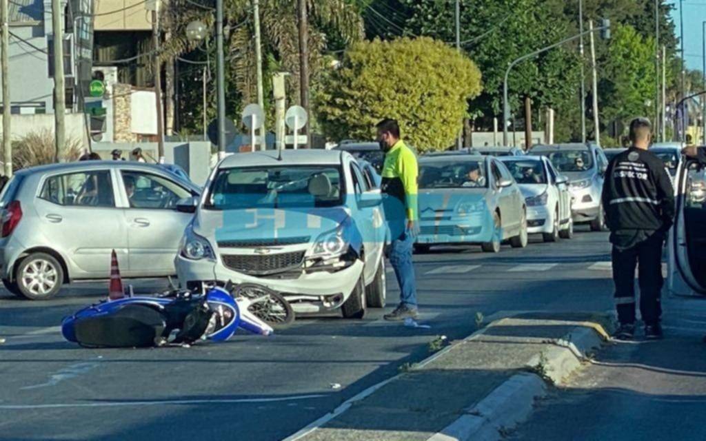 Accidente y corte de tránsito en Centenario y 505
