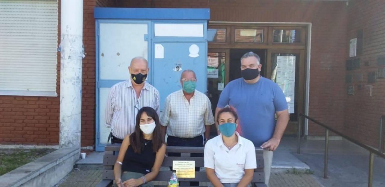 Seis toneladas de plástico que "iban derecho al mar" se convirtieron en un banco para un hospital