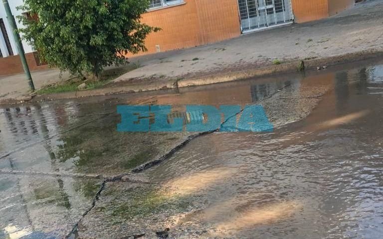 Quejas en 2 y 69 por un "gigantesco" pozo que acumula agua de un caño roto