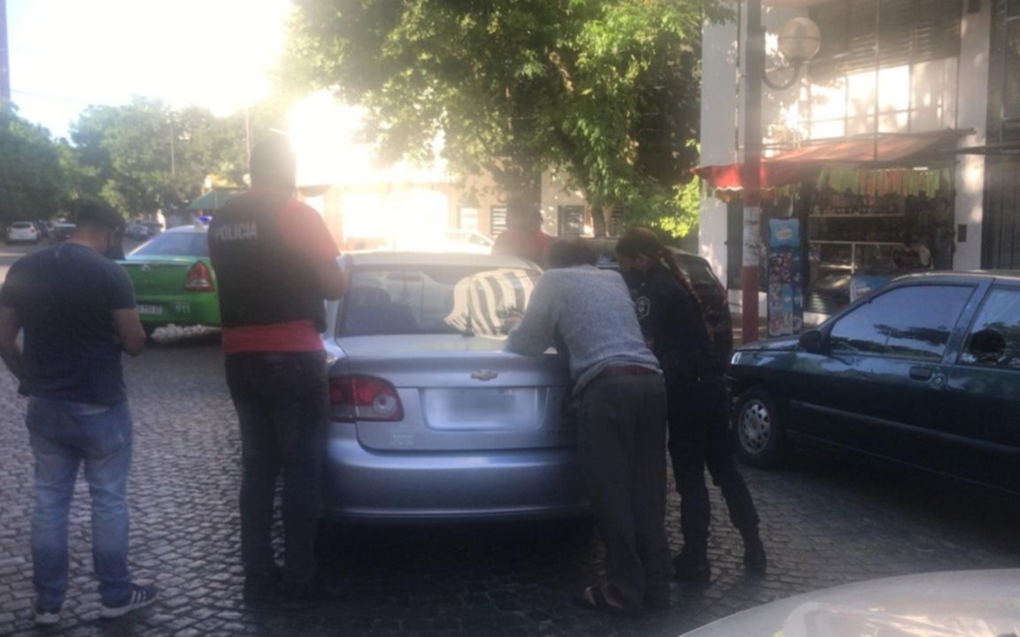 Tenía pedido de captura y lo encontraron vendiendo droga en pleno centro platense 