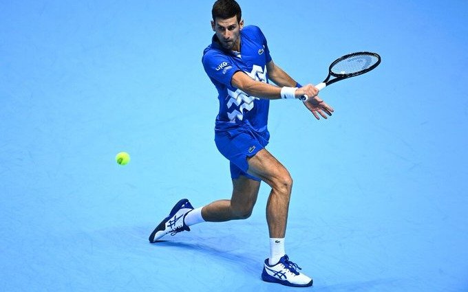 Novak Djokovic vence a Zverev y se clasifica a las semifinales del Masters de Londres