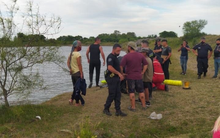Se ahogó un chico de 15 años en una laguna al borde de la Autopista