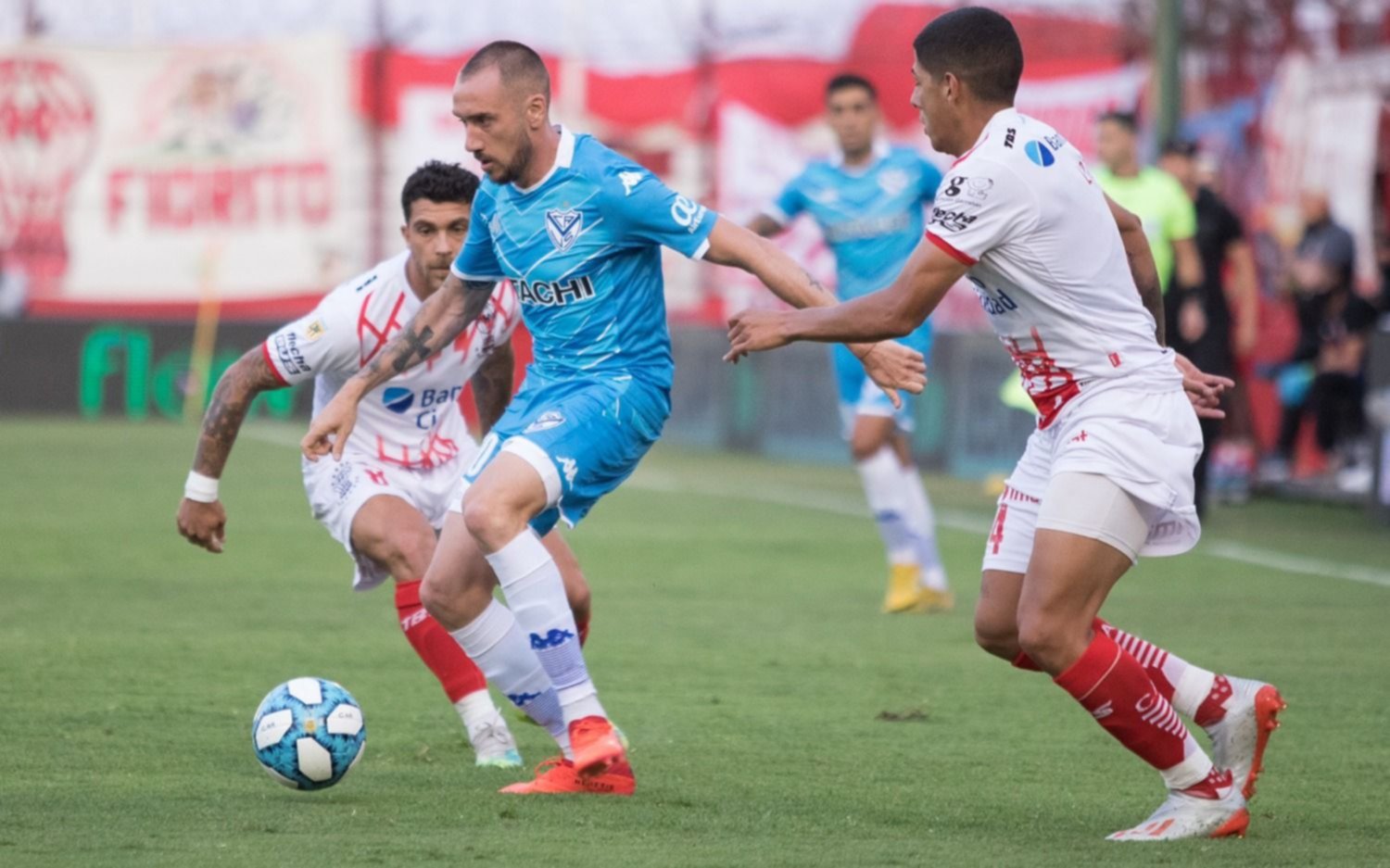 Vélez se hizo fuerte ante Huracán y pasó a lo más alto de la zona 6