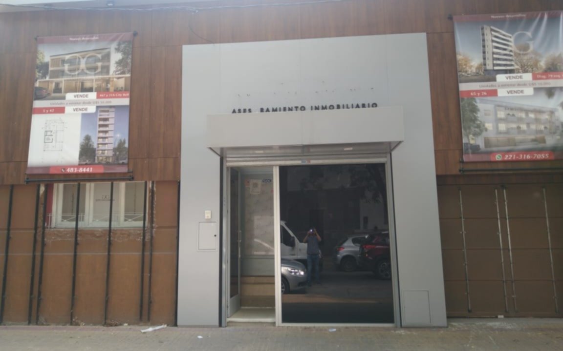 Destrozaron el frente de una inmobiliaria y revisan cámaras para dar con los autores