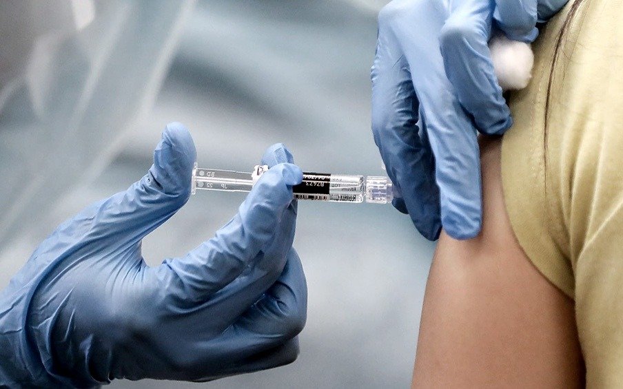 El Gobierno pretende comenzar a vacunar contra el coronavirus en la primera quincena de enero: quiénes tendrán prioridad