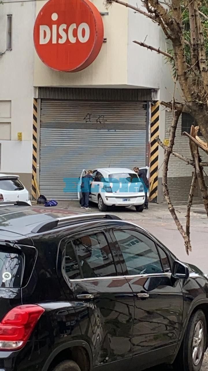 Chocaron dos autos en 5 y 56 y uno terminó impactando contra la puerta de un supermercado