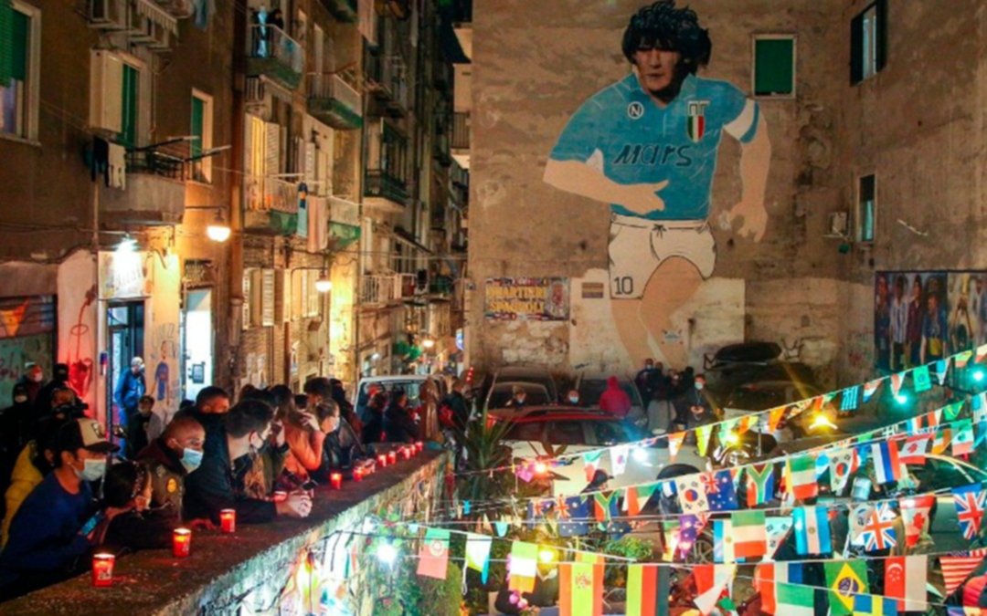 "Serás inmortal": en Nápoles crece la devoción y preparan "el aplauso más grande de la historia"
