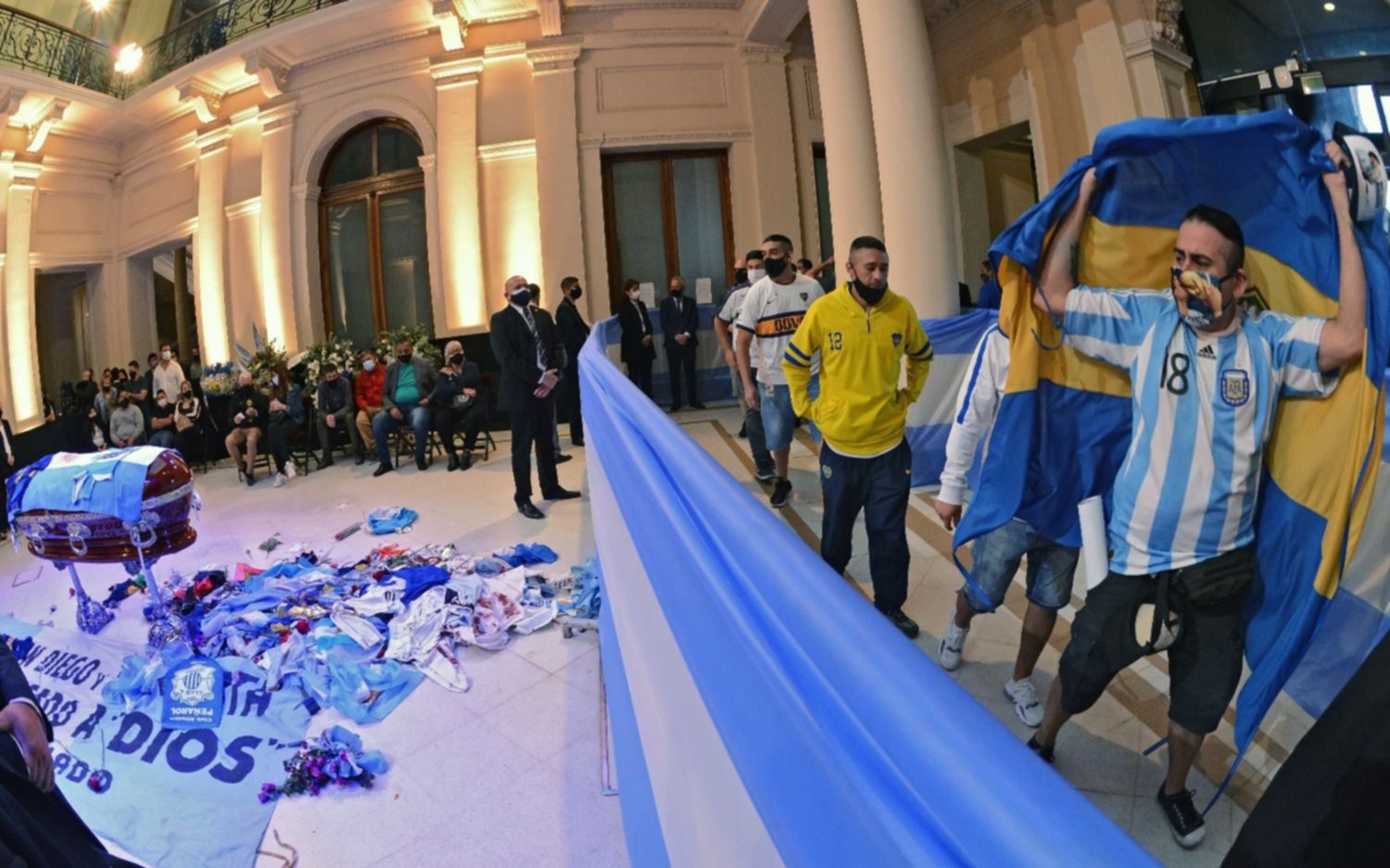 Masiva despedida a Maradona en Casa Rosada: extienden el funeral hasta las 19