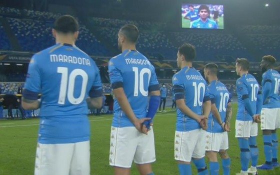 Europa League: Jugadores del Nápoli saltaron a cancha con la camiseta número 10 de Diego