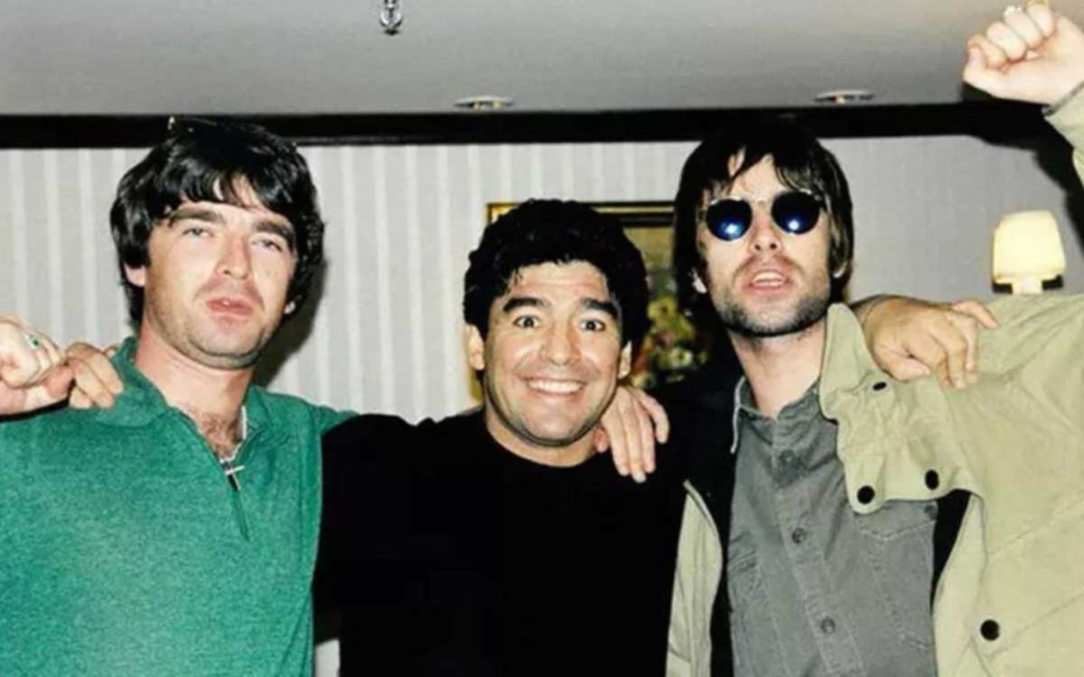 Noel y Liam Gallagher, de Oasis, dejaron de lado las diferencias y se despidieron de Diego