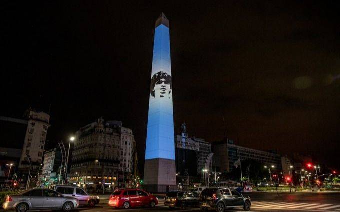Proyectan la imagen de Diego Maradona sobre el Obelisco